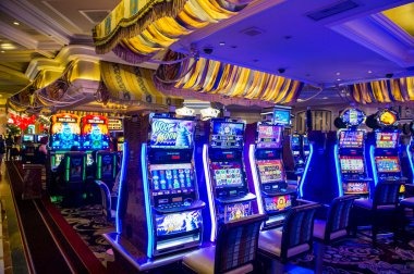 hoki99 slot platform interface showing live casino tables and sportsbook markets on mobile